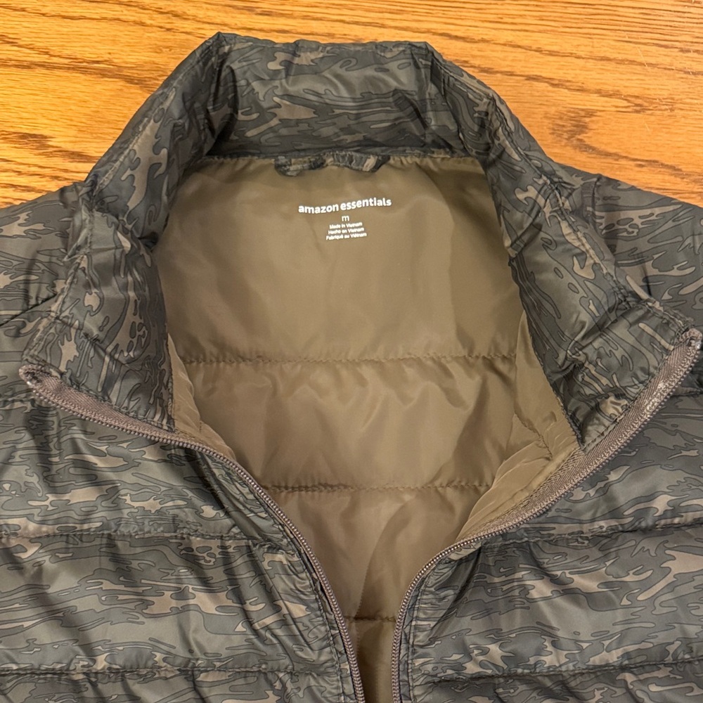 Amazon Essentials Men's Dark Patterned Puffer Jacket - Picture 2 of 7